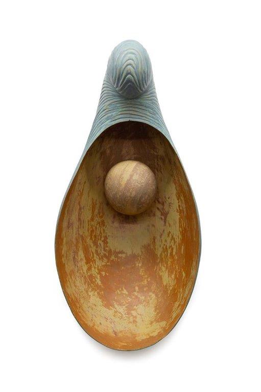 Gryphaea - Pappelholz, Erdpigment, Sandstein - 2026 - 77 x 36 x 25 cm Gryphaea - Pappelholz, Erdpigment, Sandstein - 2026 - 77 x 36 x 25 cm