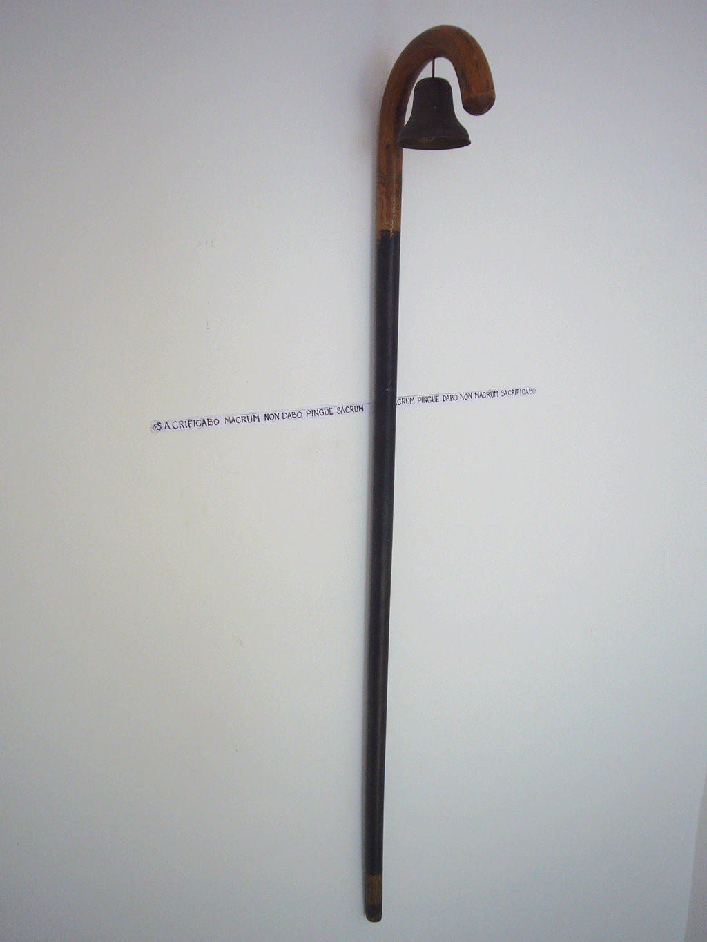 Rebus #1 / Cane and a bell / Kain und Abel (nicht verfügbar) - Spazierstock, Glocke, Text  - 1998 - 91 x 50 x 15,5 cm 